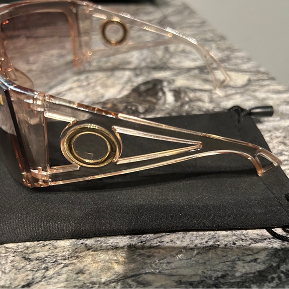 Stylish Oversized Sunglasses with black pouch main image 6